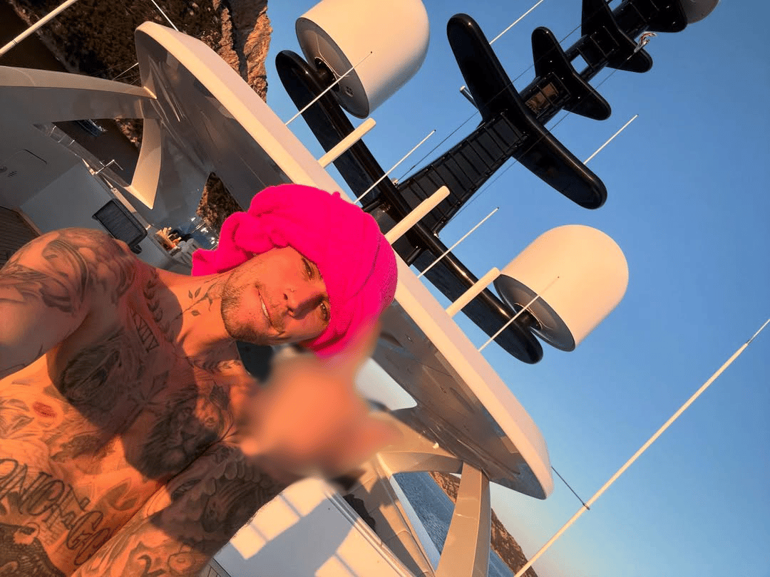 Justin Bieber Drops Surprise Album Swag, and It’s Personal