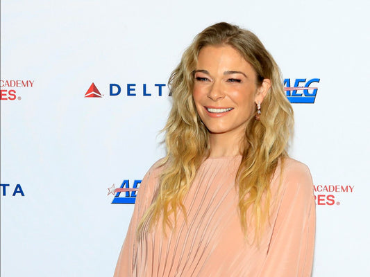 LeAnn Rimes Loses Her Teeth Mid-Performance, and Keeps Singing